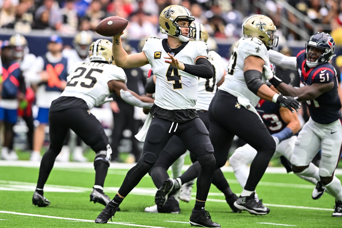 Derek Carr throws the ball
